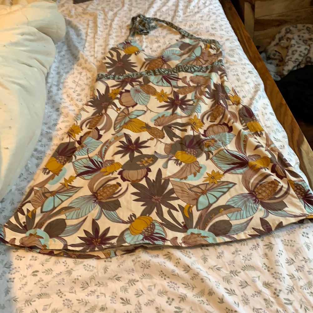 Could fit from L to Xl - stretchy material- beautiful dress - very comfortable